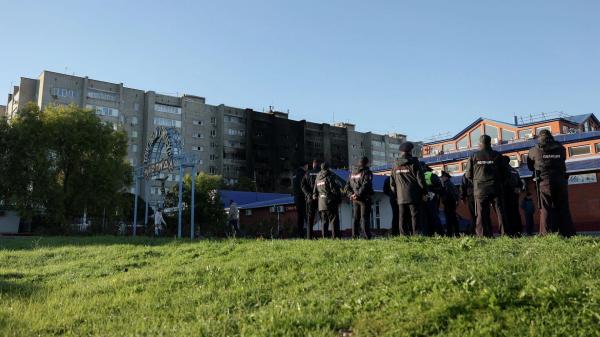 Ярославских школьниц заставили подстричь газон канцелярскими ножницами
