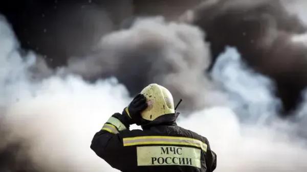 Перед началом крупного пожара в пятиэтажке в Зюзине очевидцы услышали взрыв