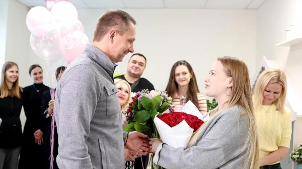 Глава Красногорска поздравил сотрудницу администрации с рождением дочери
