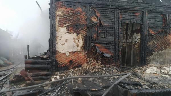 Ребенок погиб и&nbsp;шестеро взрослых пострадали при пожаре в&nbsp;Новосибирской области