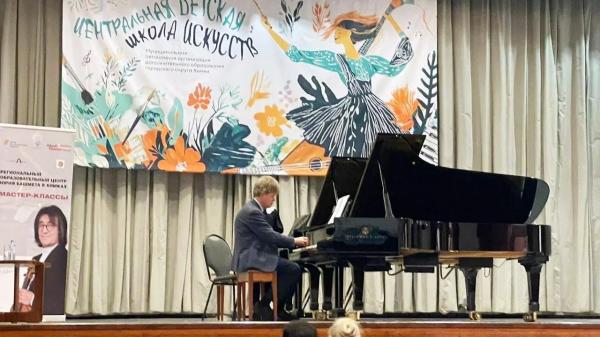 Пианист Сергей Главатских провел мастер-класс для юных музыкантов в Химках