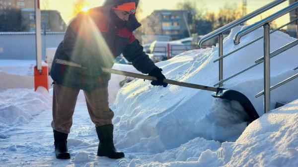 В Реутове сотрудники стремятся обеспечить чистоту после снегопада