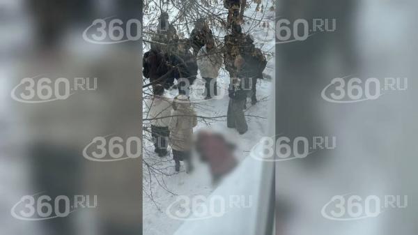 Появились кадры из&nbsp;омской школы, где восьмиклассник выпал из&nbsp;окна