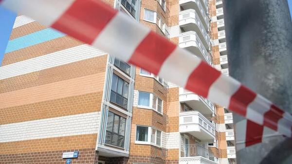 В Петербурге прохожие поймали выпавшего из окна 10-го этажа годовалого ребенка