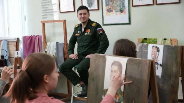 Художники написали портрет ветерана СВО в&nbsp;Серпухове