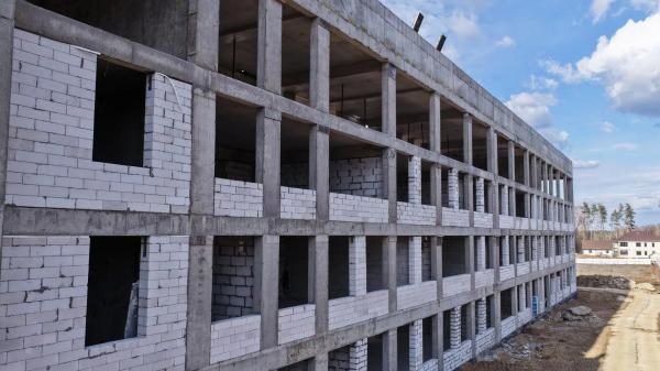 В поселке Октябрьский возводят воспитательно-образовательный комплекс