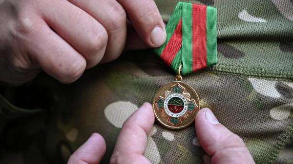 Добровольцам отрядов БАРС группировки войск &laquo;Днепр&raquo; вручили госнаграды