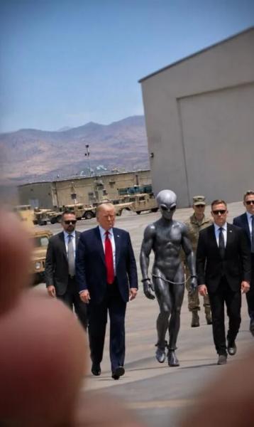 Повелитель галактики. Трамп показал себя рядом с пришельцем и в космосе Повелитель галактики. Трамп показал себя рядом с пришельцем и в космосе